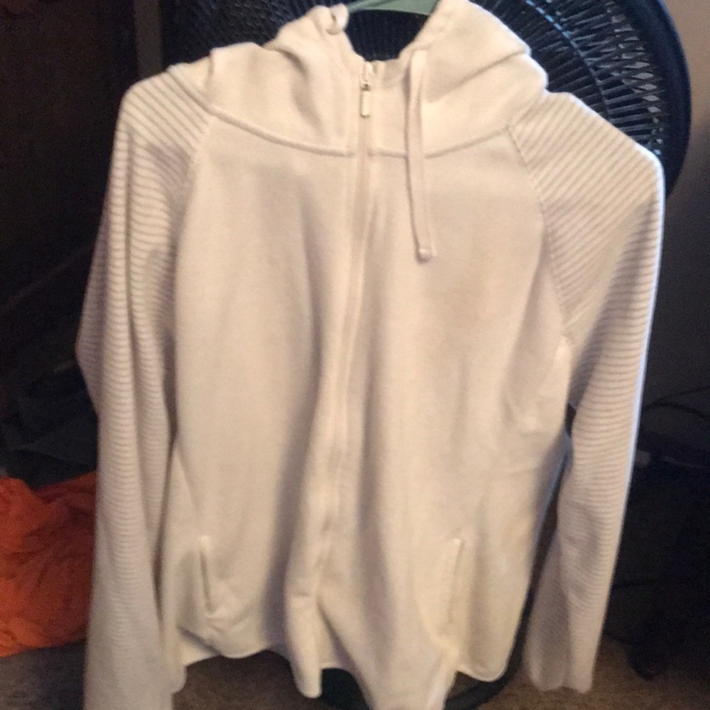 White Old Navy sweatshirt